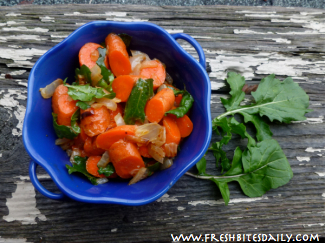 Spicy carrot salad with arugula combines sweetness and spice in an unforgettable flavor combination!